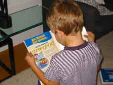 Daan (5,5 jaar), de zoon van dierenarts Evert-Jan de Boer, leest over stronghold.